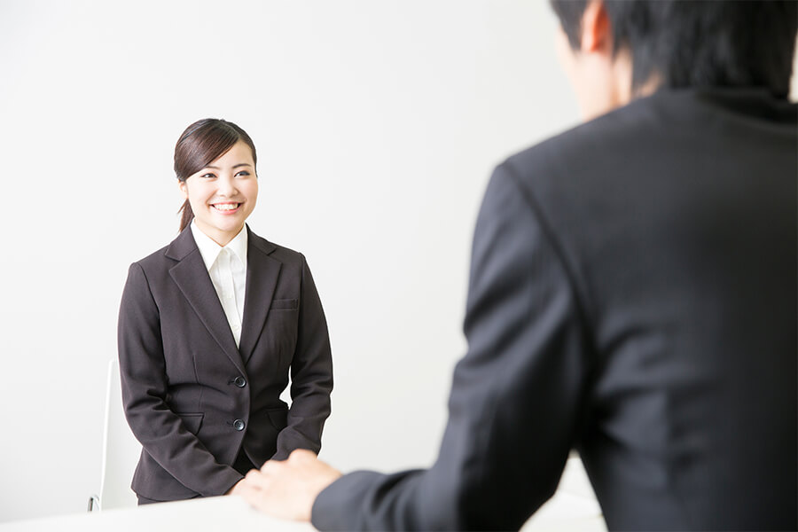 面接をしている女性 写真